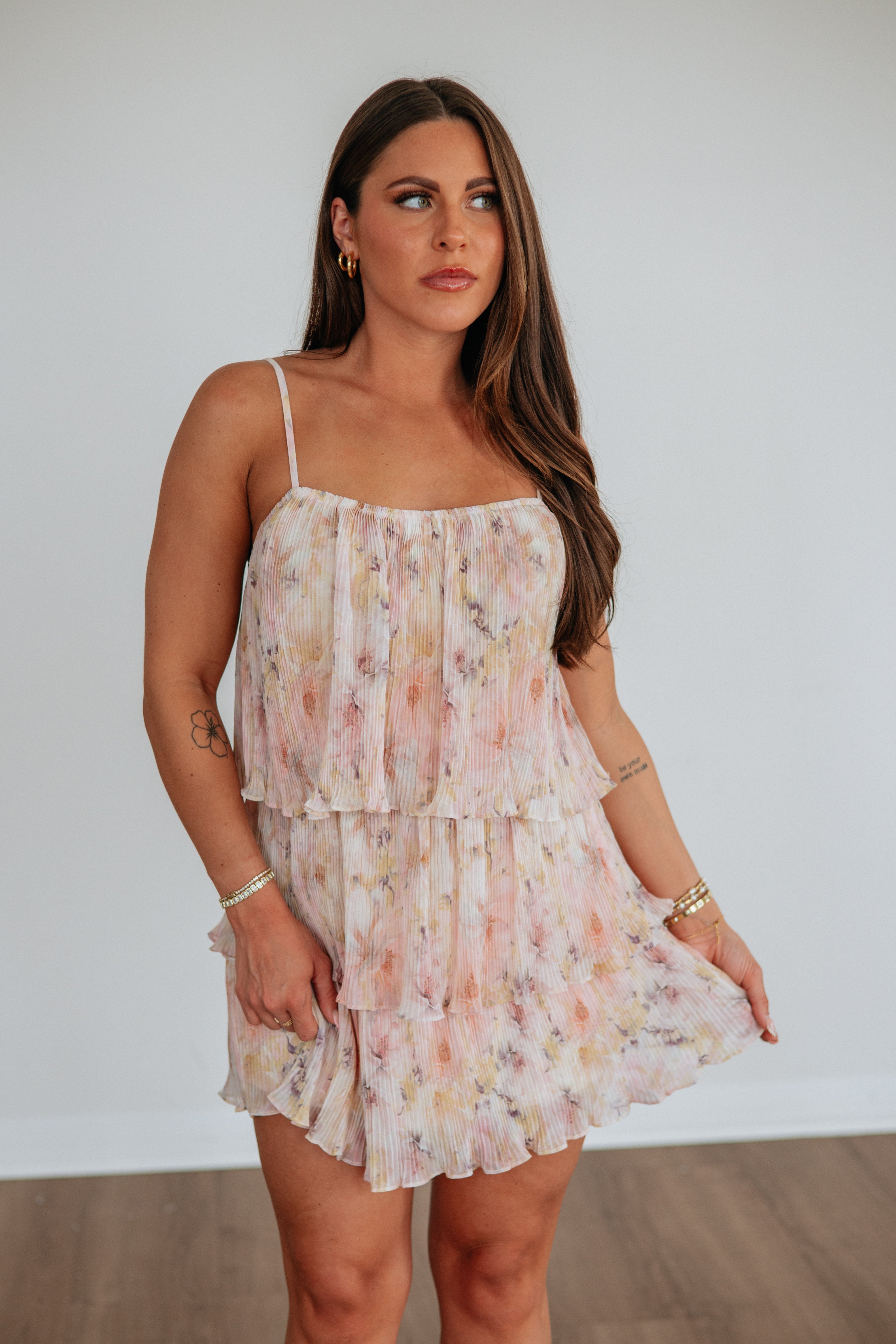 Scoop Neck Tiered Ruffle Floral Mini Dress in Cream Polyester