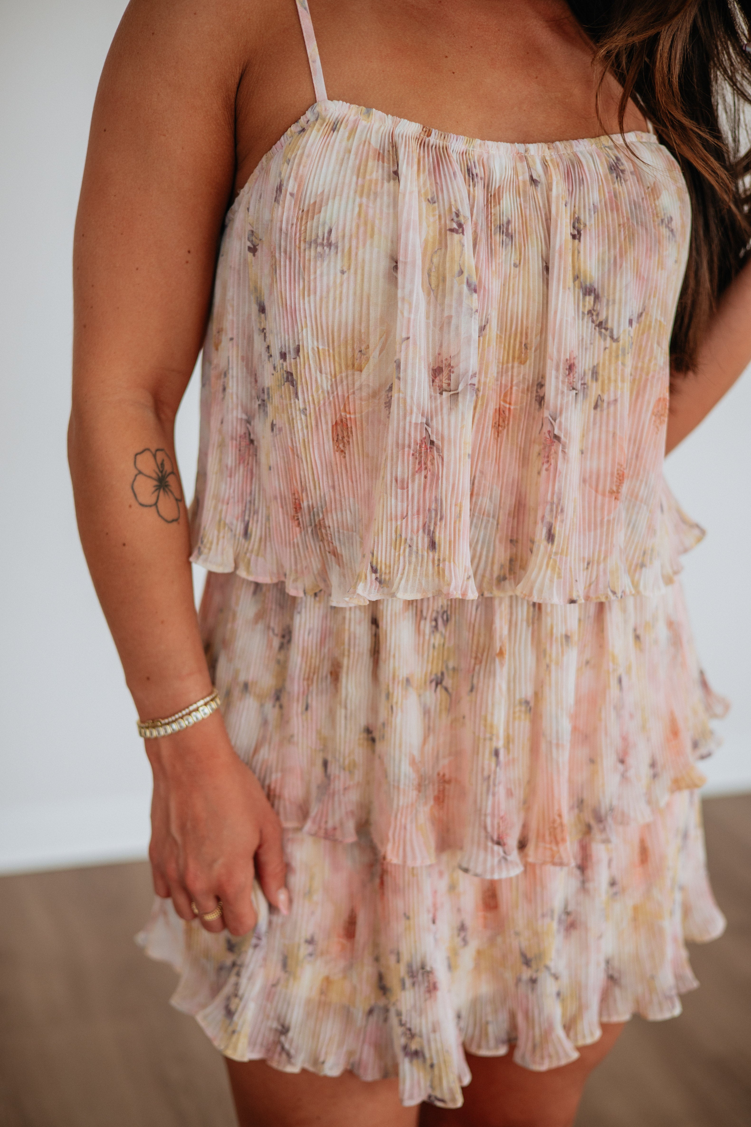 Scoop Neck Tiered Ruffle Floral Mini Dress in Cream Polyester