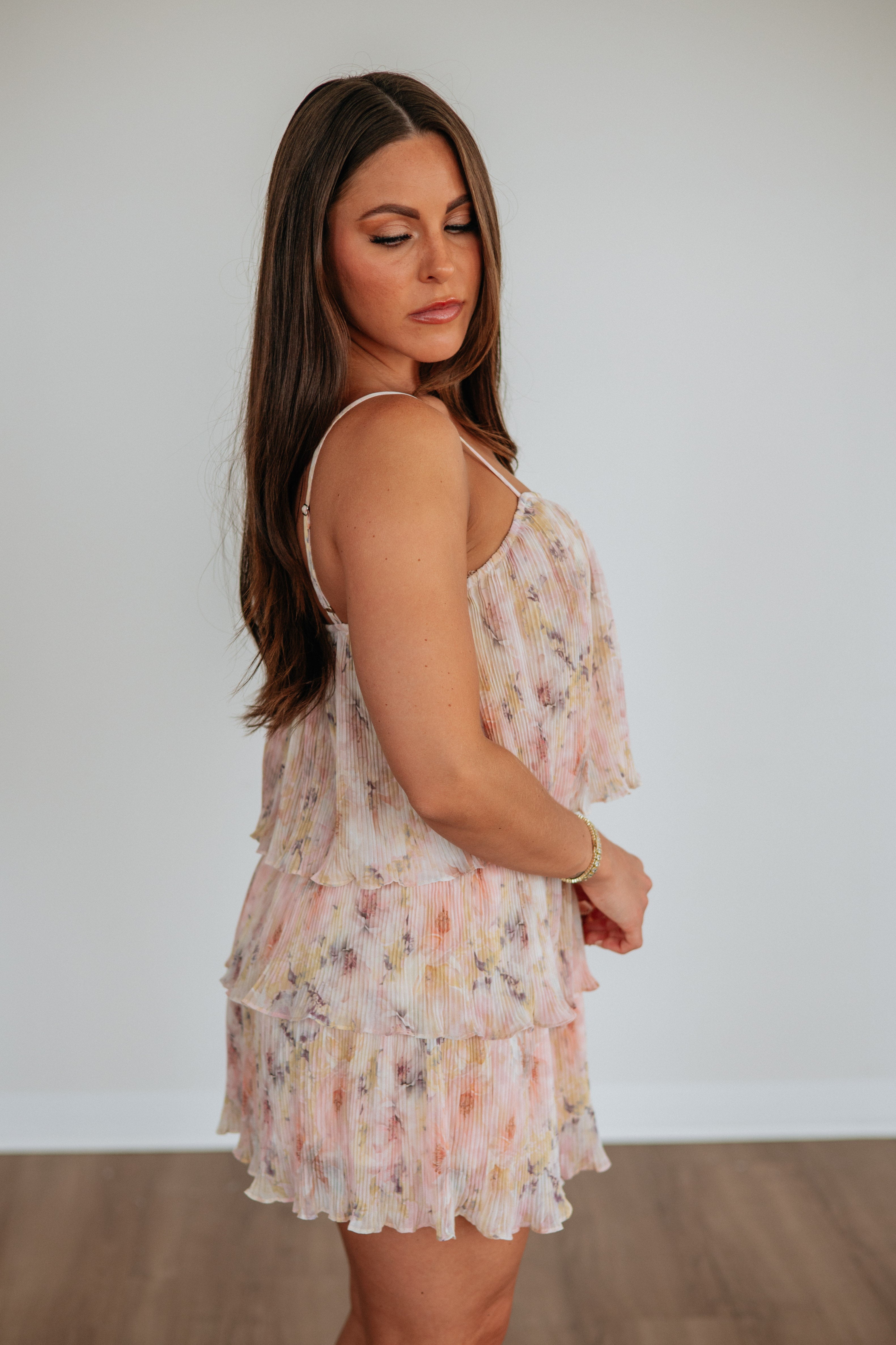 Scoop Neck Tiered Ruffle Floral Mini Dress in Cream Polyester